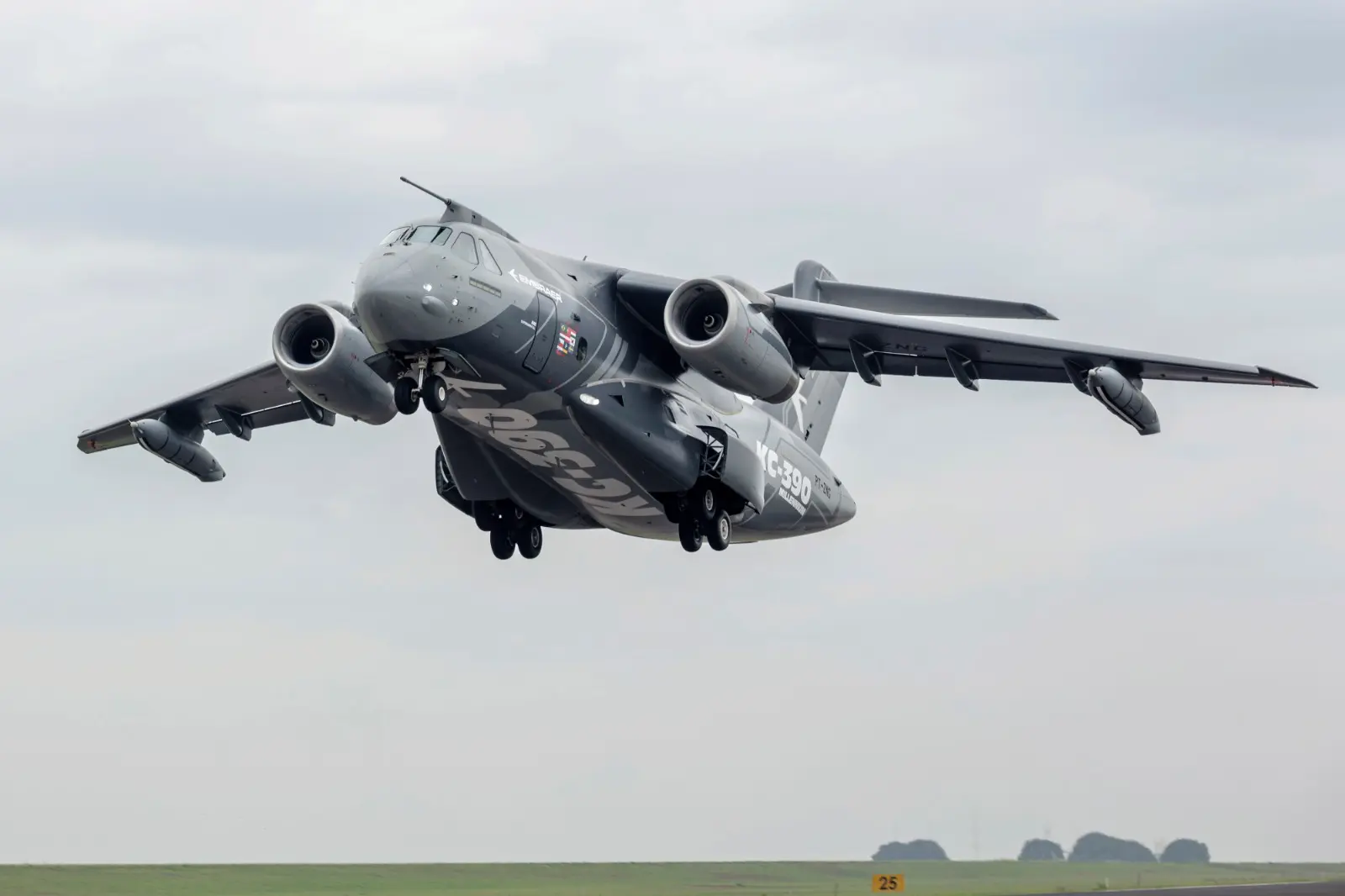 O KC-390, que recentemente realizou teste 140 horas de voo em condições extremas, com temperaturas variando desde o frio intenso do Ártico até o clima quente e úmido da Ásia | Foto: Divulgação/Embraer 