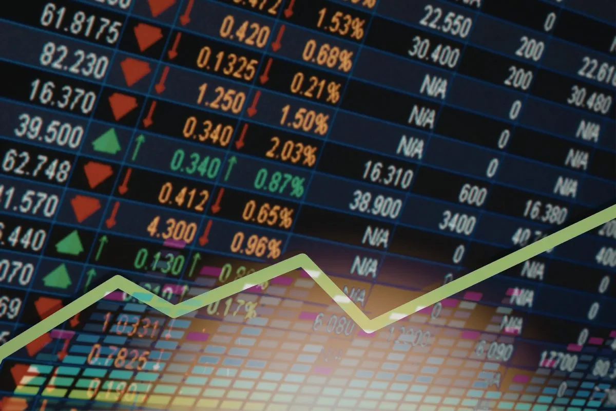 Tela com números e gráficos financeiros mostrando evolução de indicadores econômicos e variações de mercado.