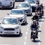 Motociclistas trafegam sobre a Faixa Azul em São Paulo | Foto: Divulgação/PMSP