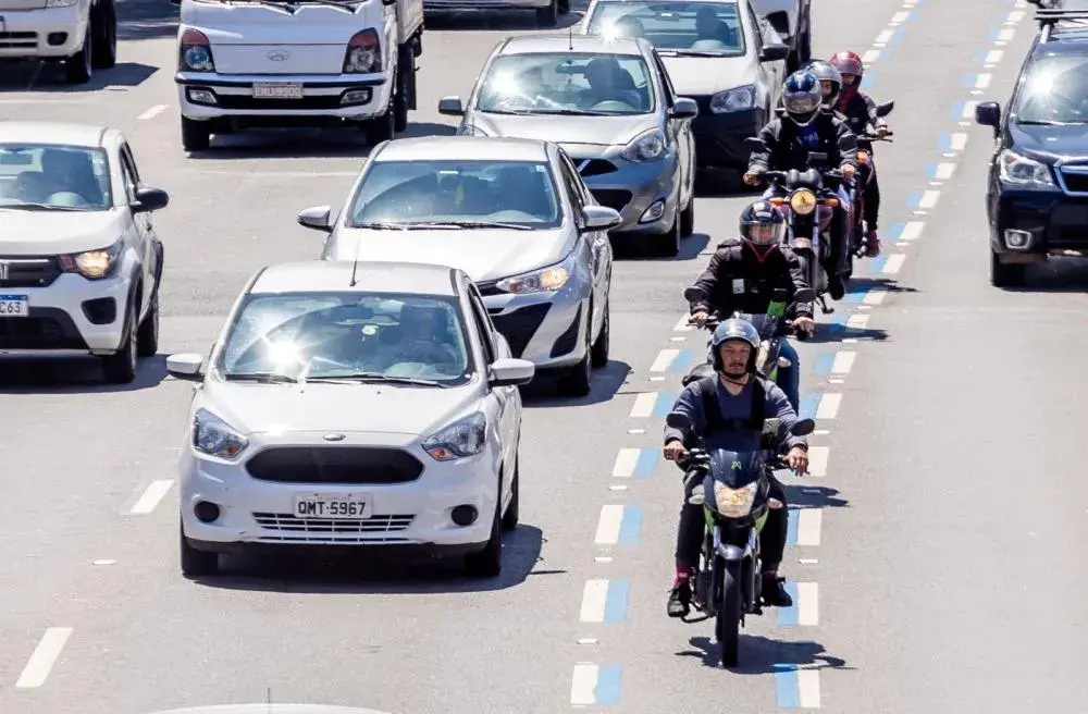 Motociclistas trafegam sobre a Faixa Azul em São Paulo | Foto: Divulgação/PMSP