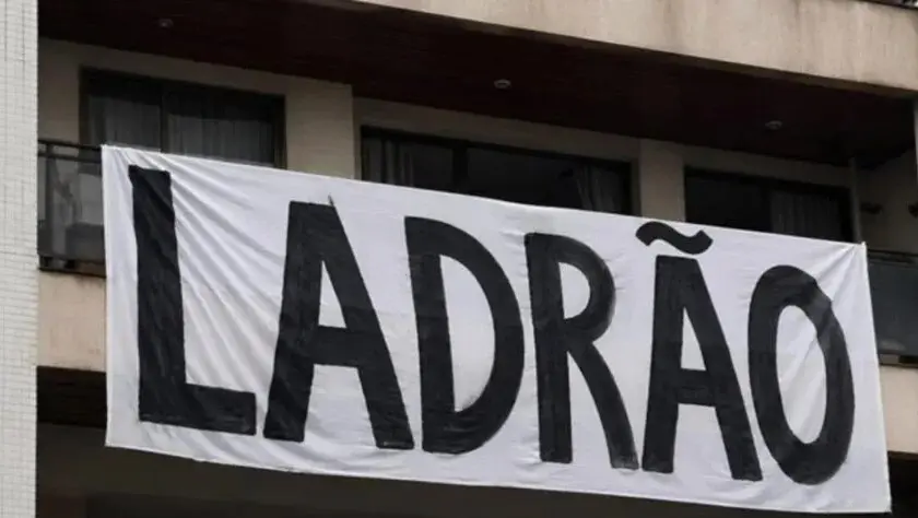 Faixa de um morador de Presidente Prudente censurada pela PF quando o presidente Lula esteve na cidade - 26/04/2026 | Foto: Reprodução/Redes sociais