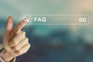 Pessoa interagindo com barra de busca FAQ sobre economia e dúvidas financeiras mais pesquisadas em 2026.