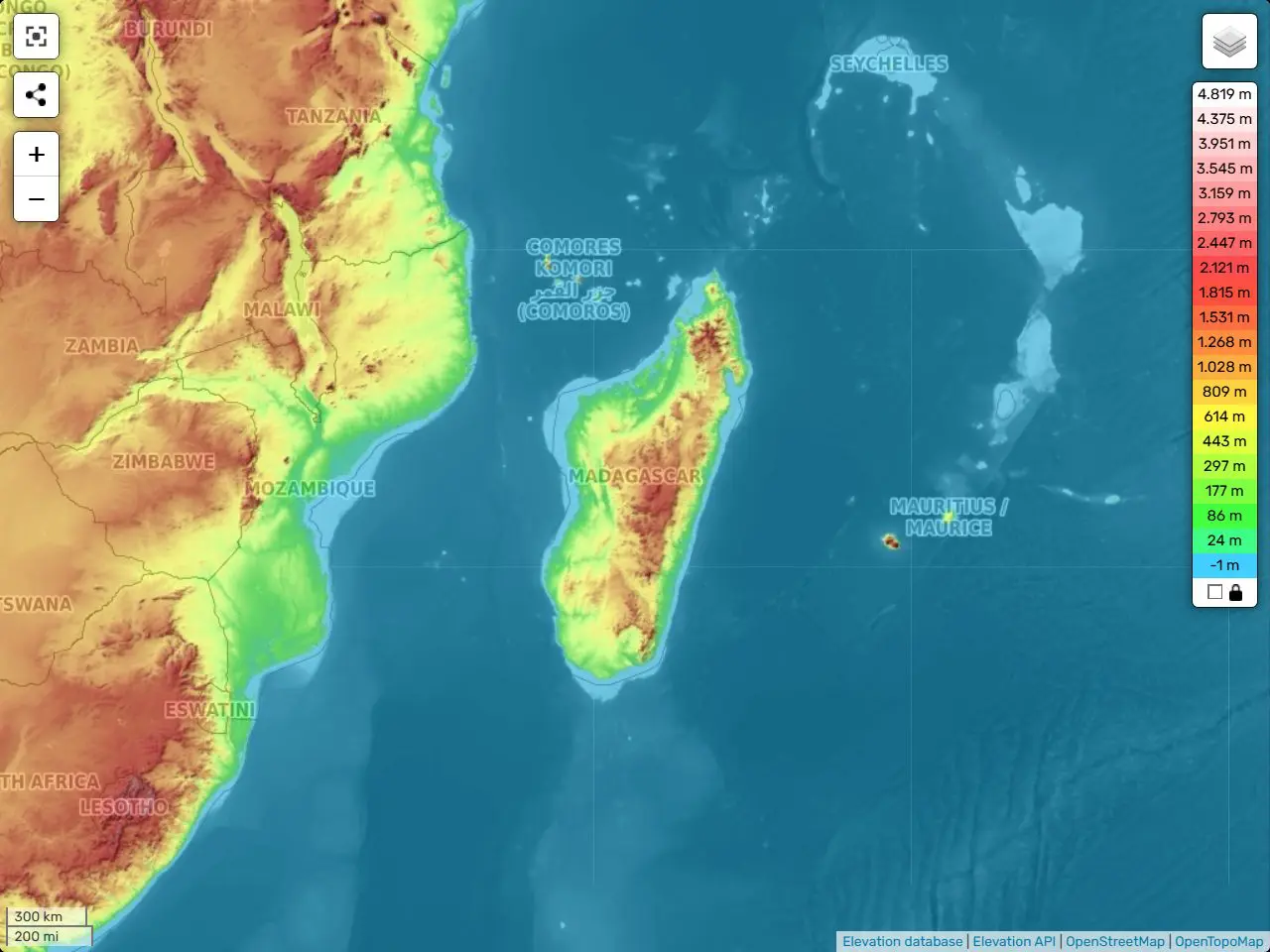 Mapa topográfico da região do Sudeste Africano incluindo a ilha de Madagascar e adjacências oceânicas (Fonte: Open Maps, 2026)