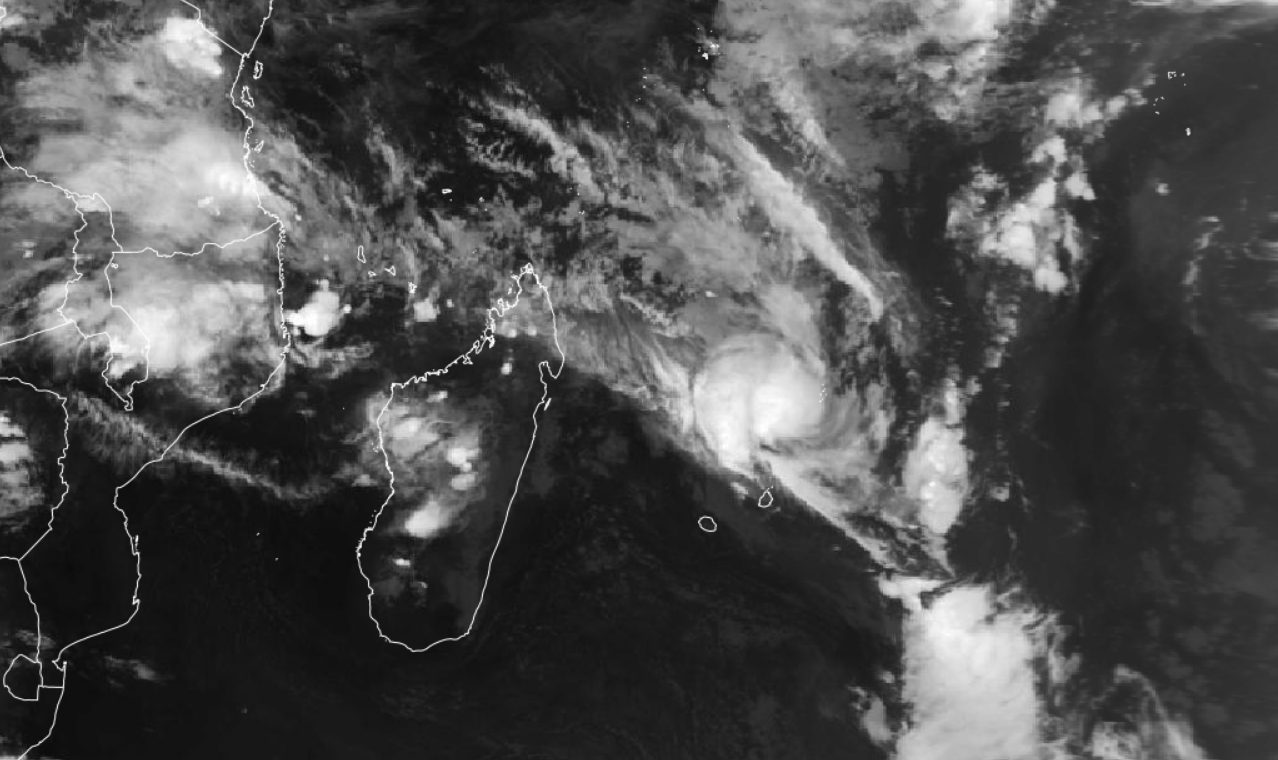 Um dos efeitos de Fytia foi provocar mais distúrbios tropicais. Alguns destes aglomeraram-se, formando uma nova depressão tropical, que evoluiu para a formação do segundo ciclone índico a passar por Madagascar seguidamente. Efeitos tropicais e extratropicais foram identificados no processo, apresentando uma formação inicial híbrida (setor laranja pontilhado), em 07/02/2026, às 18h00 (15h00P), (Fonte: Eumesat, 2026)