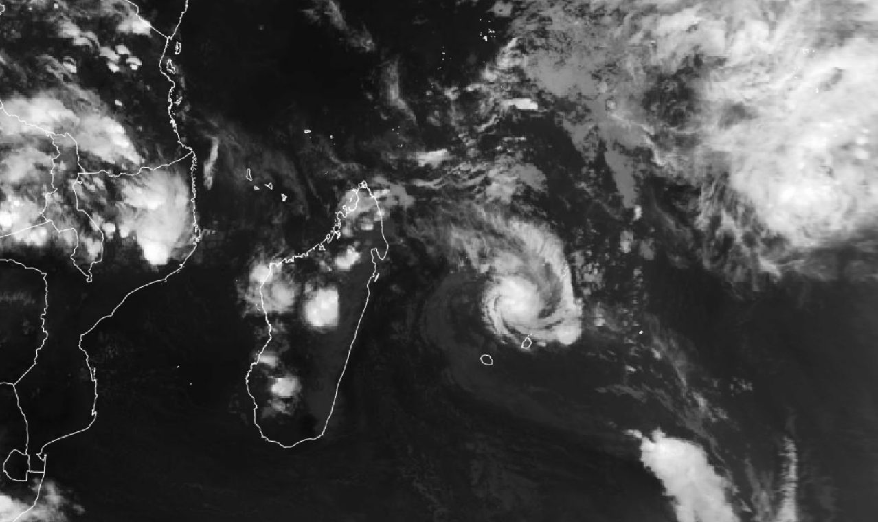 O ciclone índico Gezani avança em sentido à ilha de Madagascar pelo Leste. Suas primeiras bandas de nebulosidade mais baixa já atingiram a ilha, em 09/02/2026, às 13h00Z (10h00P); (Fonte: Eumesat, 2026)