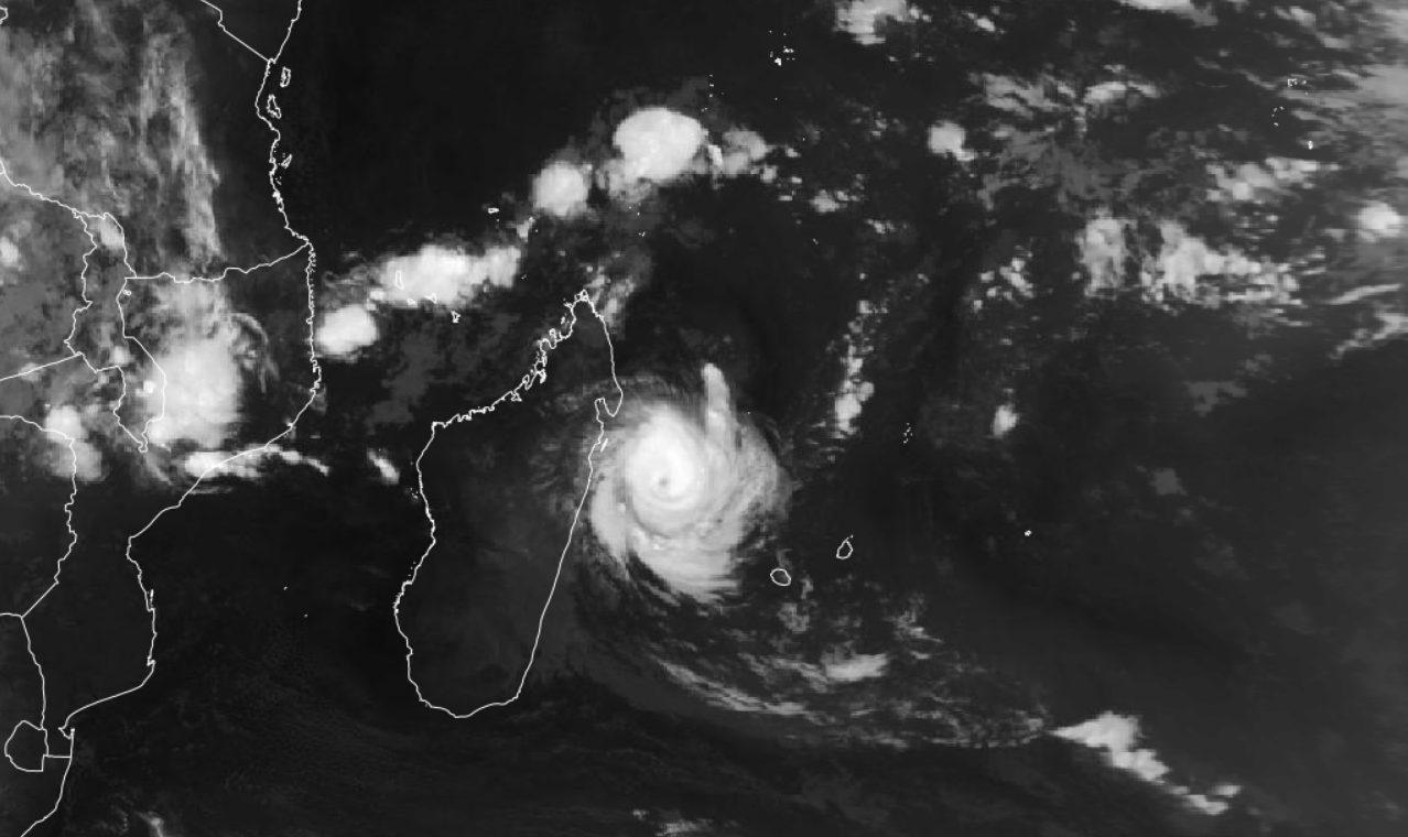 Fase madura do ciclone Gezani, com olho bem estruturado por uma parede de nuvens convectivas. A primeira banda espiral de nuvens de grande desenvolvimento vertical atingiram a face escarpada da ilha de Madagascar, em 10/02/2026, às 03h00Z (00h00P), (Fonte: Eumesat, 2026)