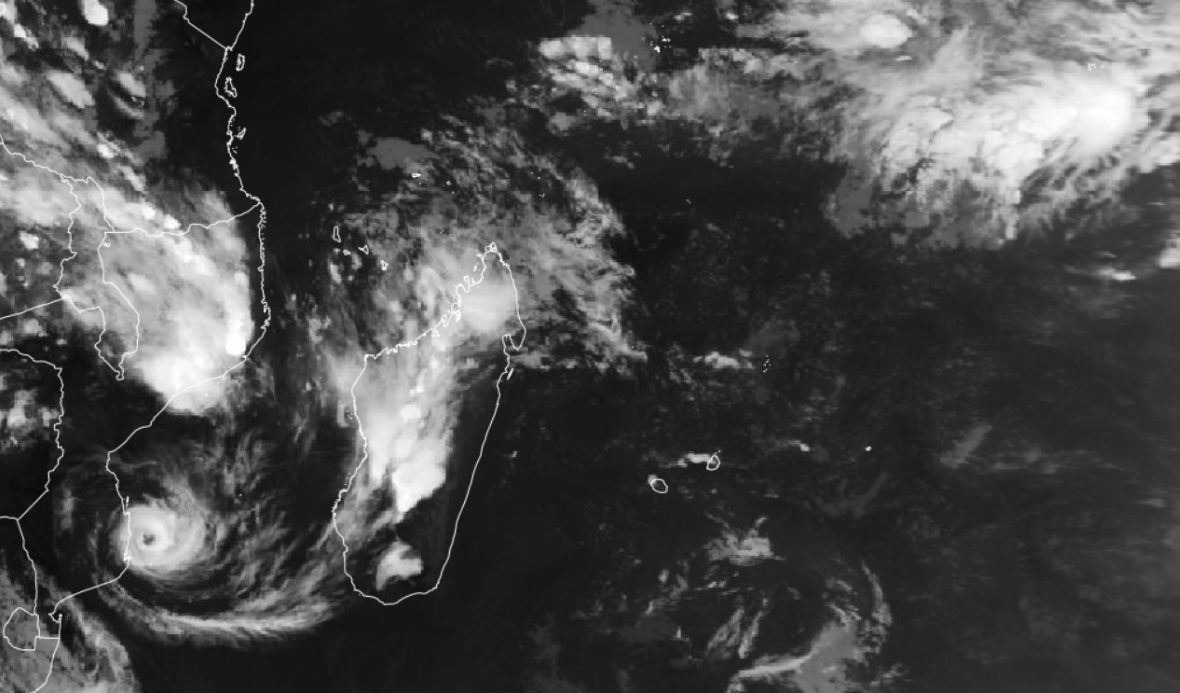 Embora a parte periférica do ciclone Gezani tenha adentrado a área continental pela costa Leste de Moçambique, suas bandas de nebulosidade rapidamente se dissiparam. Contudo, pode-se observar que o olho manteve-se bem coeso, indicando que as nuvens Cumulonimbus que formavam o anel estavam muito intensas. O sistema permaneceu à beira da costa do país africano ainda por 24 horas, em 13/02/2026, às 17h00Z (14h00P), (Fonte: Eumesat, 2026)