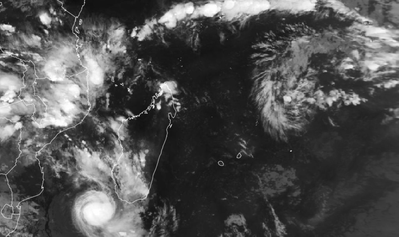 Um dos últimos quadros de maior intensidade do ciclone Gezani enquanto seguia para o Leste, passando próximo da costa Sul da ilha de Madagascar, em 15/02/2026, às 17h00Z (14h00P). Poucas horas depois, decairia, tornando-se o precursor de um ciclone extratropical após passar por processo de metamorfose (Fonte: Eumesat, 2026)
