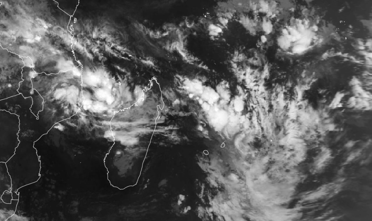 Distúrbios tropicais iniciais que fomentaram o surgimento do ciclone Fytia sobre o canal de Moçambique, seguindo o fluxo para a ilha de Madagascar (setor laranja pontilhado), em 27/01/2026, às 23h00Z (20h00 Brasília, ou P), (Fonte: Eumesat, 2026)