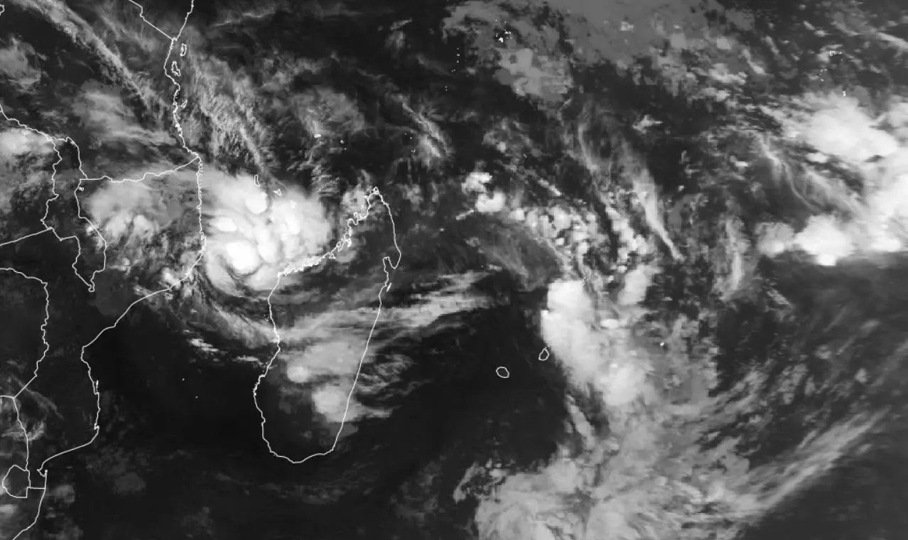 A maturação do ciclone aumentou conforme ele se desloca em sentido ao Norte da ilha de Madagascar (setor laranja pontilhado), em 29/01/2026, às 22h00Z (19h00P), (Fonte: Eumesat, 2026)