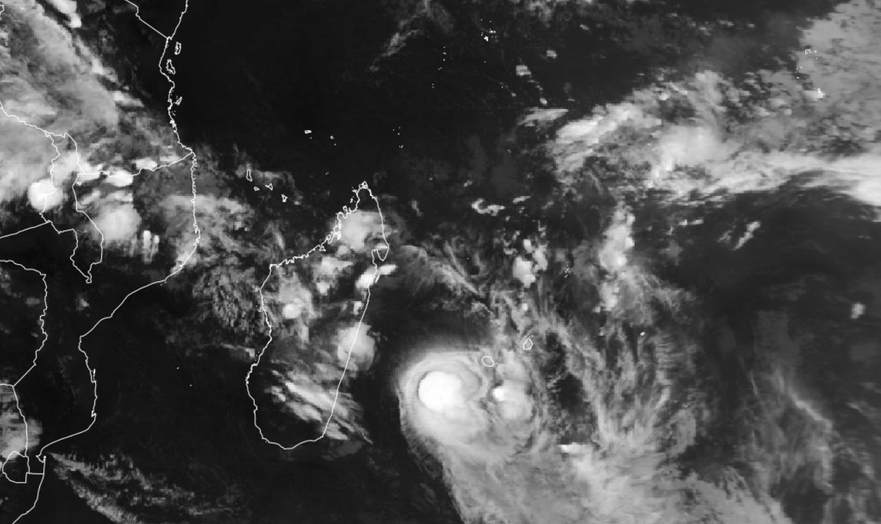 Os efeitos da circulação do ciclone Fytia ainda permaneceram por dois dias, embora ele esteja praticamente decaído. Nesta imagem, uma densa supercélula de trovoada evoluiu em poucas horas sobre o oceano como efeito secundário (seta vermelha), em 02/02/2026, às 16h00Z (13h00P), (Fonte: Eumesat, 2026)