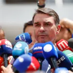 O senador Flávio Bolsonaro concede entrevista coletiva em frente ao Hospital DF Star, em Brasília, onde falou do estado de saúde do pai, o ex-presidente Jair Bolsonaro – 13/3/2026 | Foto: Wilton Junior/Estadão Conteúdo