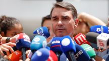 O senador Flávio Bolsonaro concede entrevista coletiva em frente ao Hospital DF Star, em Brasília, onde falou do estado de saúde do pai, o ex-presidente Jair Bolsonaro – 13/3/2026 | Foto: Wilton Junior/Estadão Conteúdo