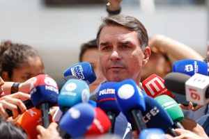 O senador Flávio Bolsonaro concede entrevista coletiva em frente ao Hospital DF Star, em Brasília, onde falou do estado de saúde do pai, o ex-presidente Jair Bolsonaro – 13/3/2026 | Foto: Wilton Junior/Estadão Conteúdo