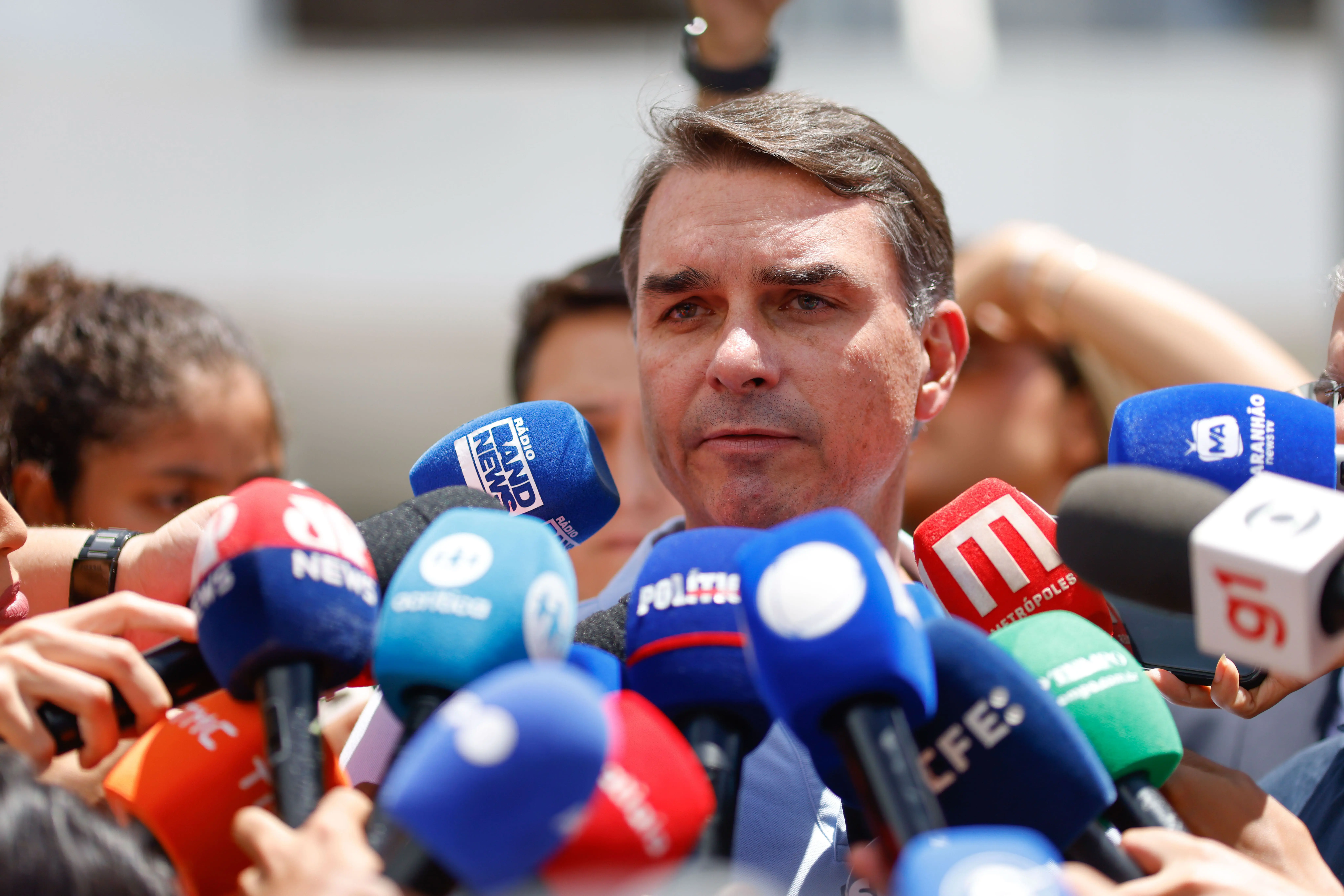 O senador Flávio Bolsonaro concede entrevista coletiva em frente ao Hospital DF Star, em Brasília, onde falou do estado de saúde do pai, o ex-presidente Jair Bolsonaro – 13/3/2026 | Foto: Wilton Junior/Estadão Conteúdo