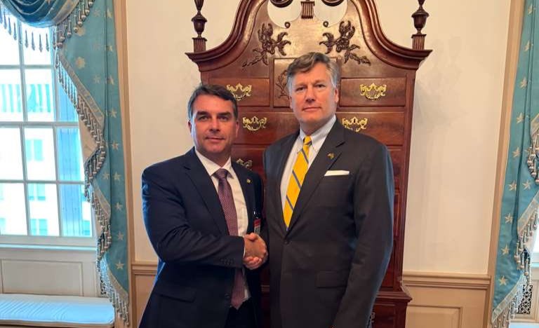 Flávio Bolsonaro se reúne com vice-secretário dos EUA em Washington