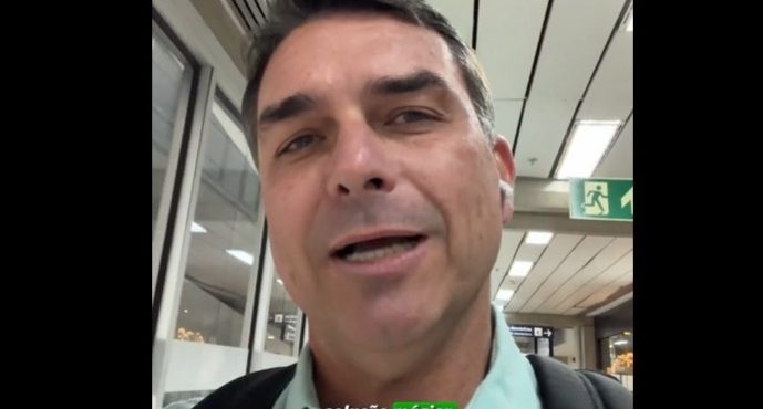 Em vídeo nas redes sociais, Flávio compara o programa Desenrola Brasil a uma “solução mágica” | Foto: Reprodução/X/FlávioBolsonaro