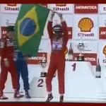 Exausto depois da prova em Interlagos, Ayrton Senna tenta exibir a bandeira do Brasil | Foto: Reprodução/X/galvaobueno