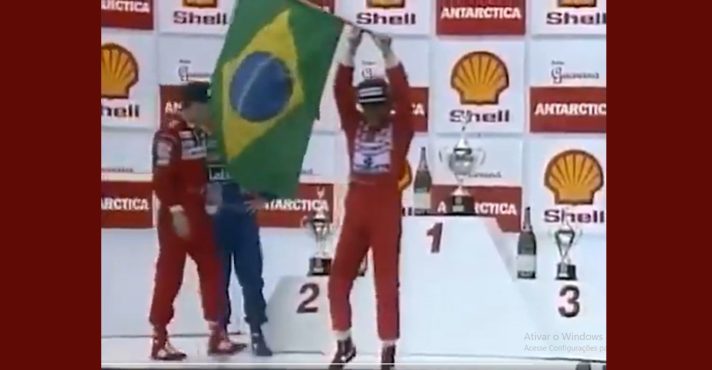 Exausto depois da prova em Interlagos, Ayrton Senna tenta exibir a bandeira do Brasil | Foto: Reprodução/X/galvaobueno