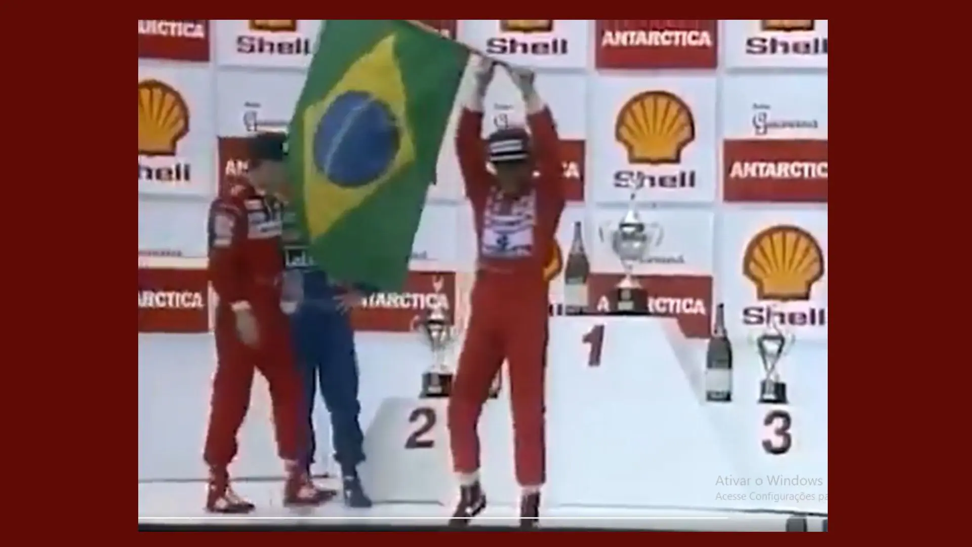 Exausto depois da prova em Interlagos, Ayrton Senna tenta exibir a bandeira do Brasil | Foto: Reprodução/X/galvaobueno