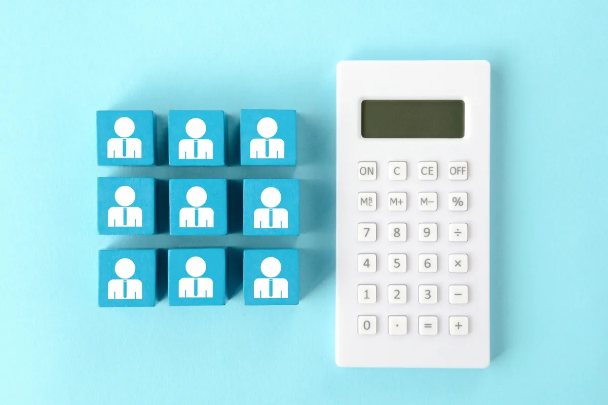 Blocos com ícones de profissionais ao lado de calculadora simbolizando gestão de pessoas e custo da mão de obra
