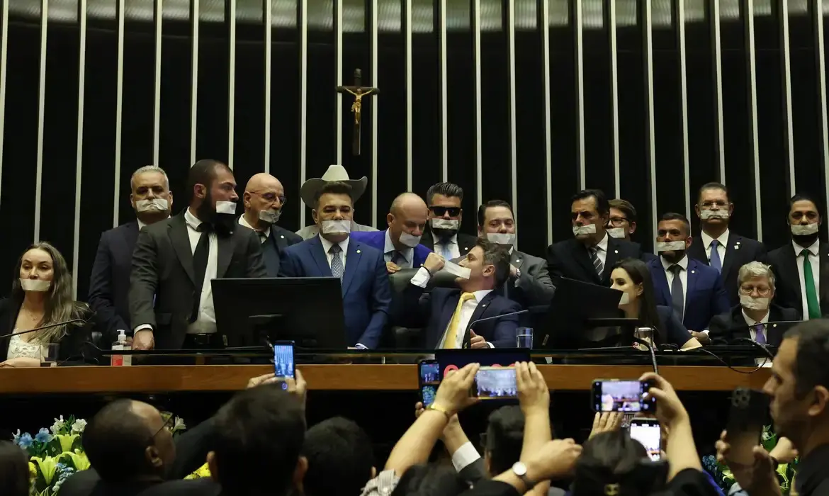 deputados ocupam Mesa Diretora