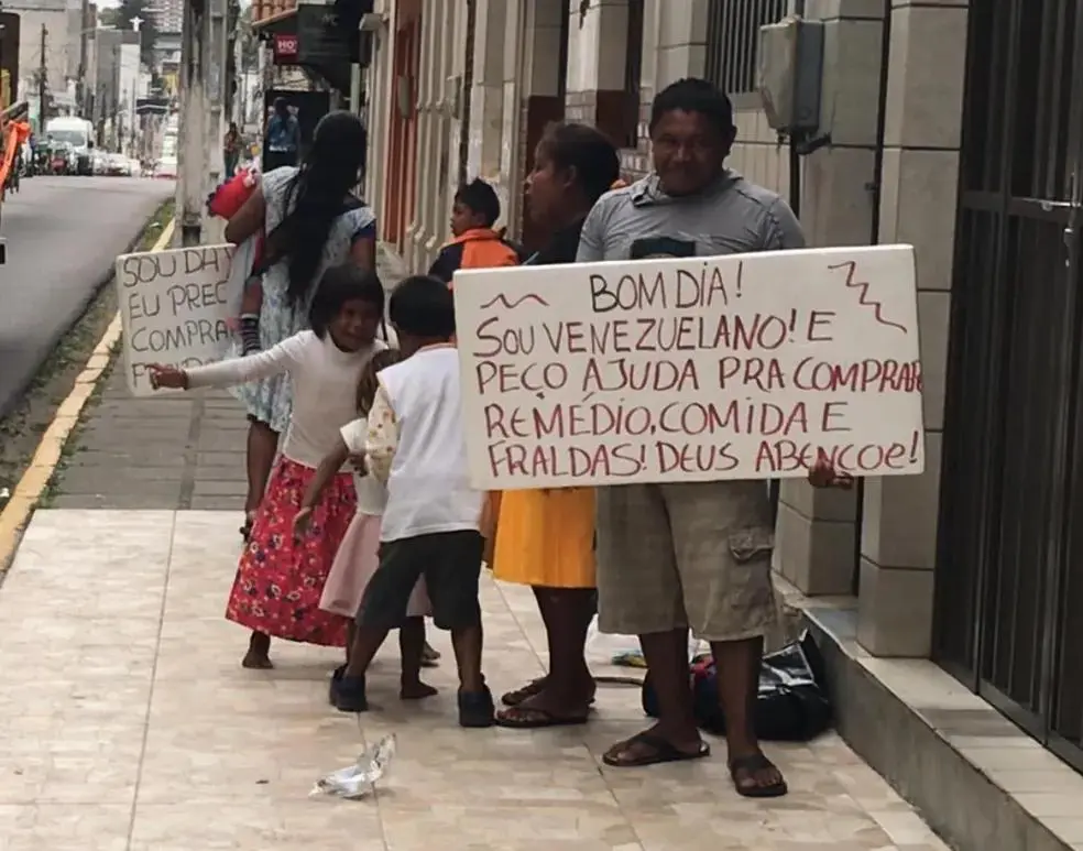 Imigrante venezuelano pede esmola na rua