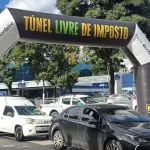 Fila de carros no posto de gasolina no Dia Livre de Impostos em SP