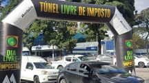 Fila de carros no posto de gasolina no Dia Livre de Impostos em SP