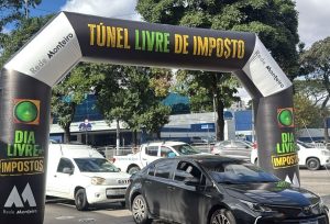 Fila de carros no posto de gasolina no Dia Livre de Impostos em SP