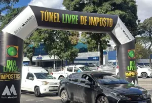 Fila de carros no posto de gasolina no Dia Livre de Impostos em SP