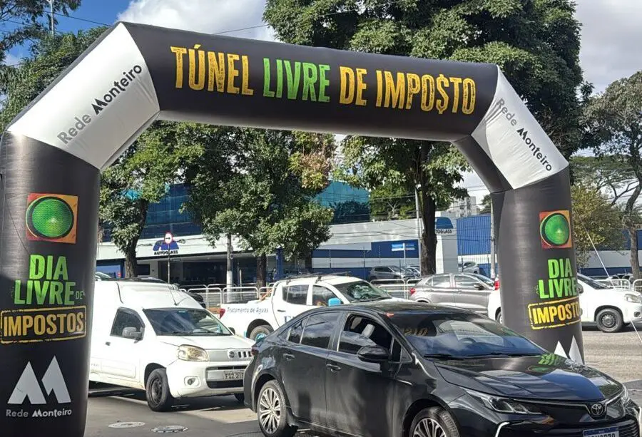 Fila de carros no posto de gasolina no Dia Livre de Impostos em SP