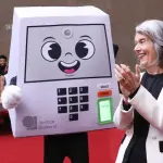 A presidente do TSE, Cármen Lúcia, bate palmas para a criação do 'Pilili' | Foto: TSE/Divulgação