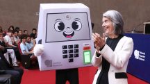A presidente do TSE, Cármen Lúcia, bate palmas para a criação do 'Pilili' | Foto: TSE/Divulgação