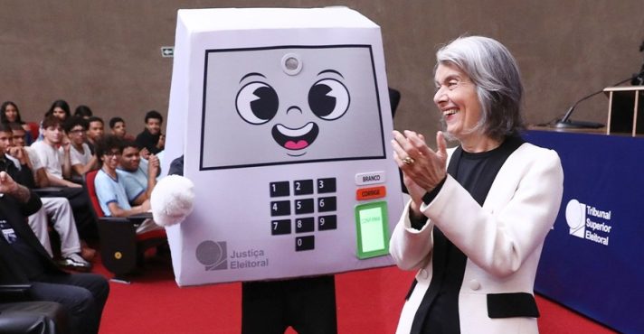 A presidente do TSE, Cármen Lúcia, bate palmas para a criação do 'Pilili' | Foto: TSE/Divulgação