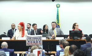 A comissão especial da PEC do Fim da Escala 6x1 durante leitura do parecer final do relator, deputado Léo Prates (Republicanos-BA)