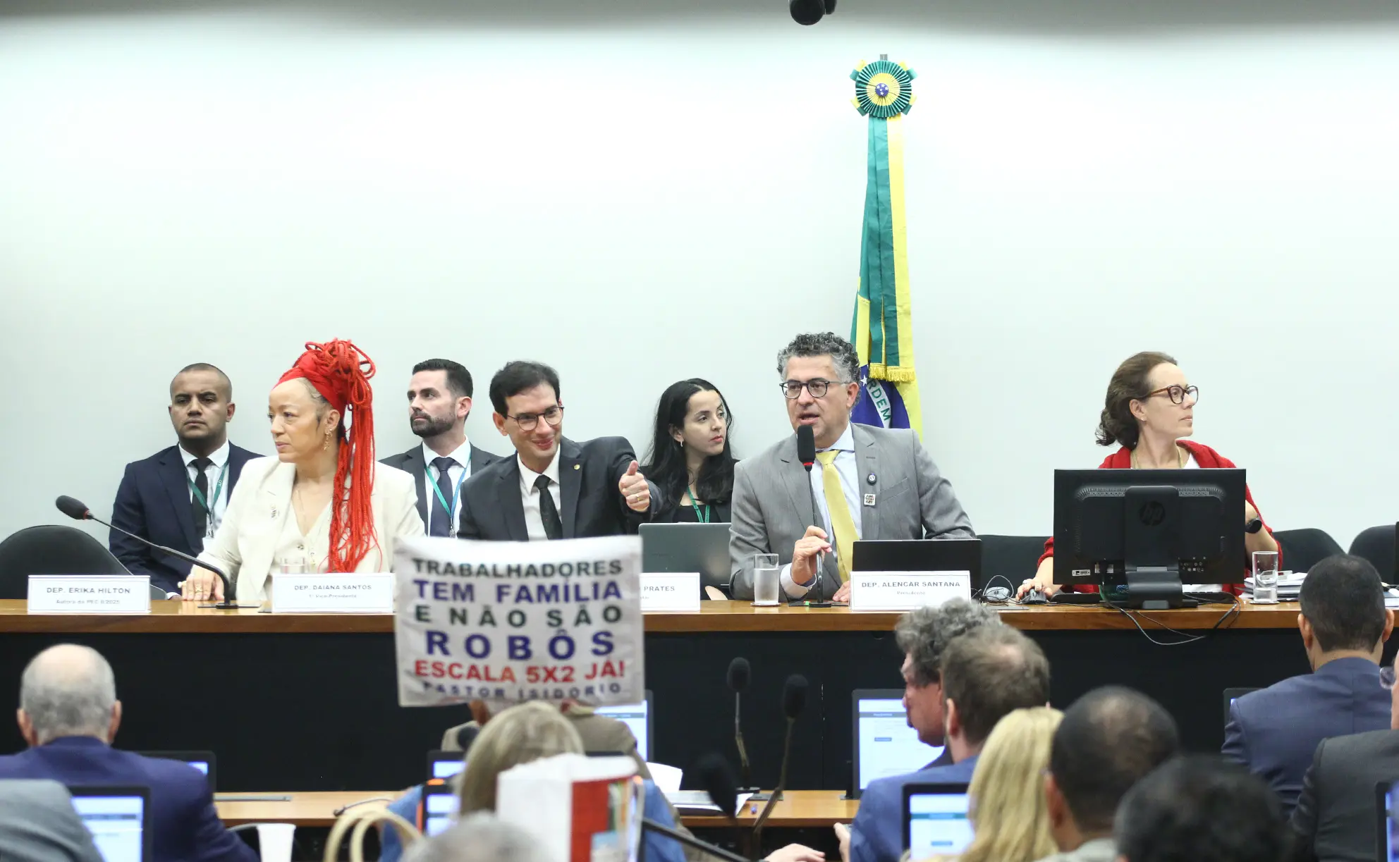 A comissão especial da PEC do Fim da Escala 6x1 durante leitura do parecer final do relator, deputado Léo Prates (Republicanos-BA)
