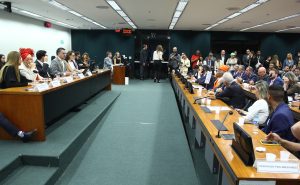 Sessão da comissão especial da PEC da Escala 6x1 durante discussão do parecer do relator, deputado Léo Prates (Republicanos-BA)