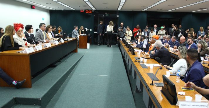 Sessão da comissão especial da PEC da Escala 6x1 durante discussão do parecer do relator, deputado Léo Prates (Republicanos-BA)