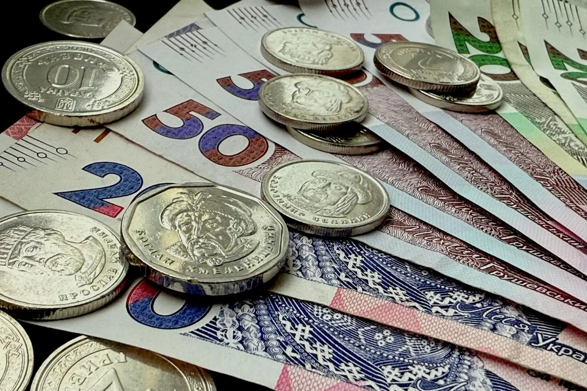 Notas e moedas espalhadas representando impacto do teto de gastos e controle financeiro governamental.