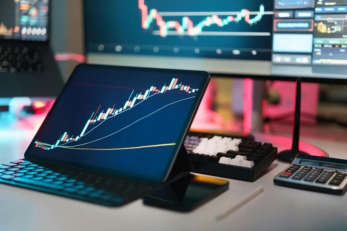 Tela com gráficos financeiros digitais ilustrando impactos do déficit fiscal no mercado e na economia