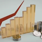 Gráfico de barras com seta descendente e moedas ilustrando inflação, desaceleração econômica e oscilações financeiras.