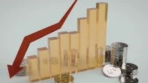 Gráfico de barras com seta descendente e moedas ilustrando inflação, desaceleração econômica e oscilações financeiras.