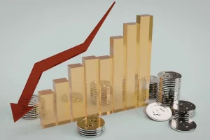 Gráfico de barras com seta descendente e moedas ilustrando inflação, desaceleração econômica e oscilações financeiras.
