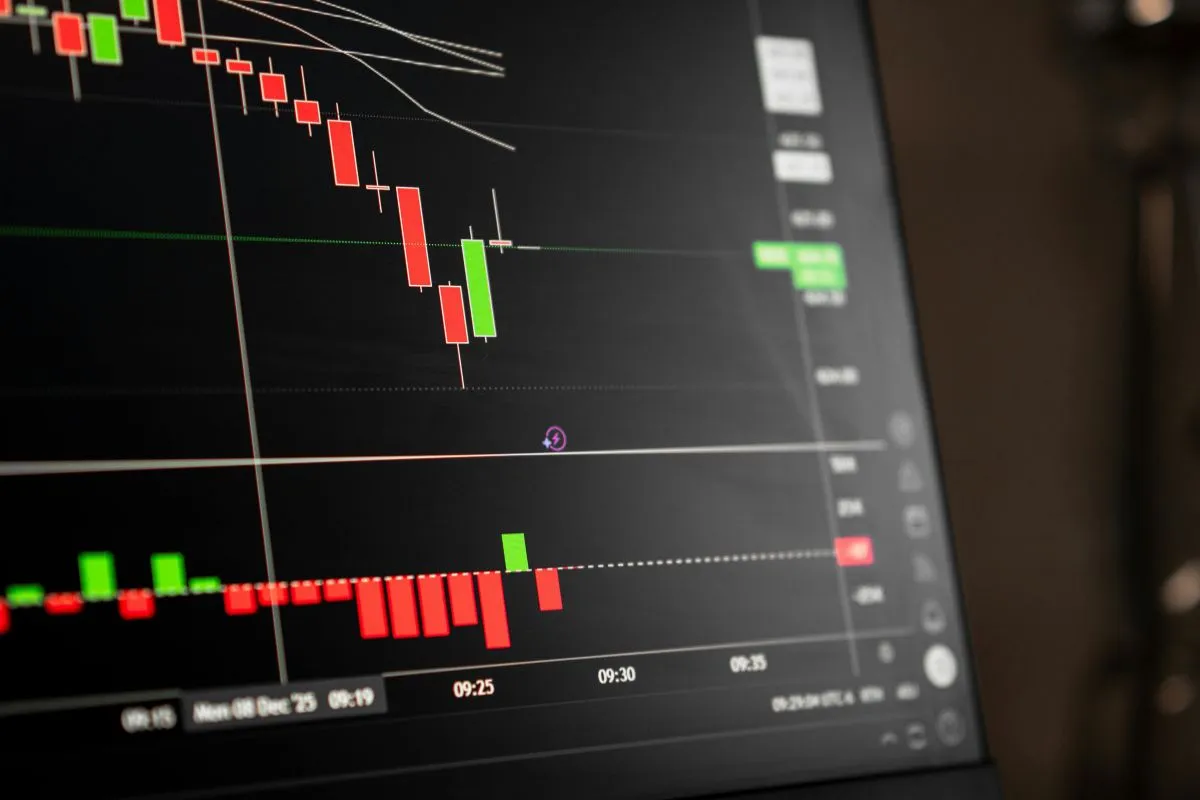Gráfico de trading com candles vermelhos e verdes indicando queda no mercado financeiro em tempo real