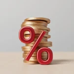 Símbolo de porcentagem vermelho em frente a pilha de moedas representando juros e inflação