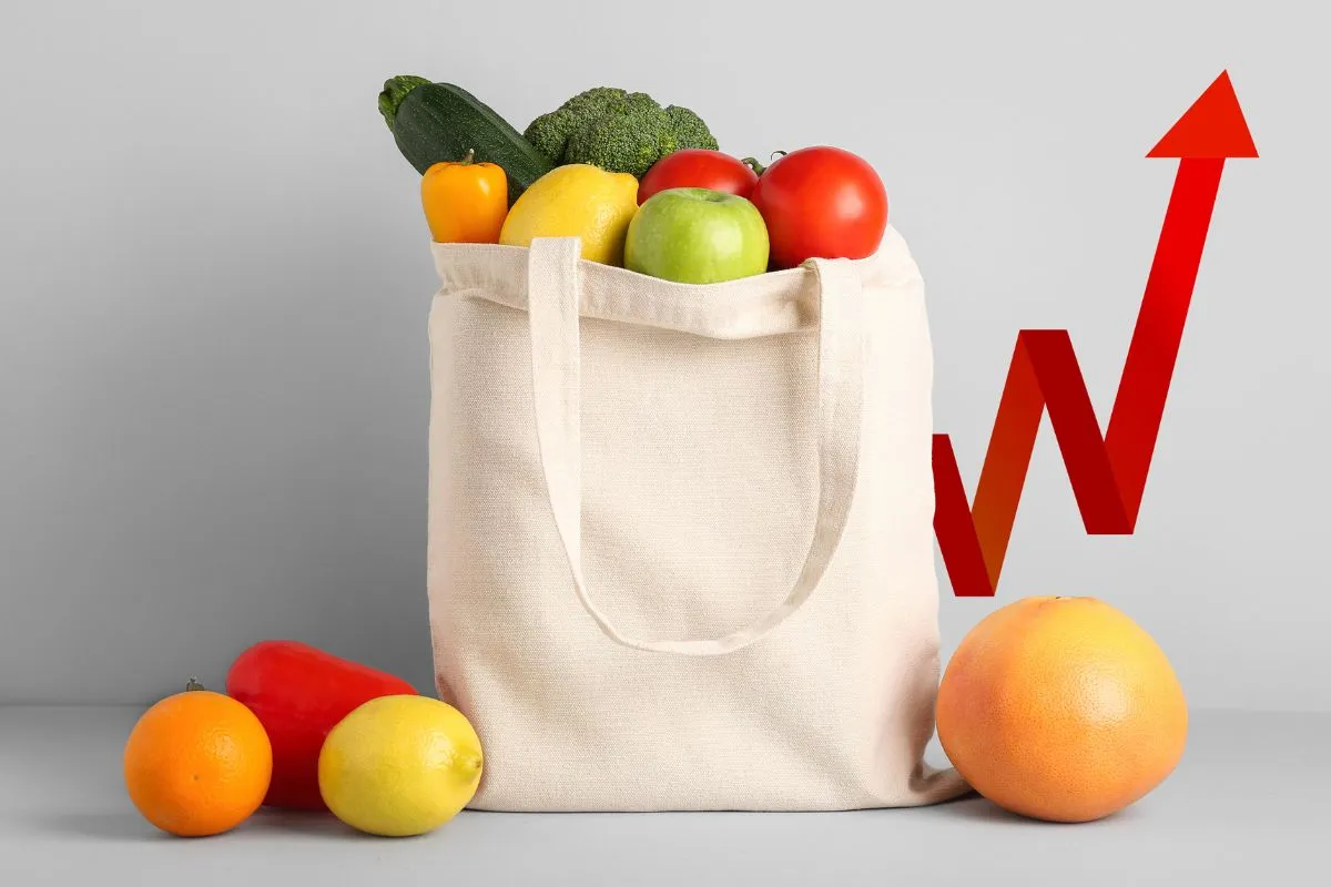 Sacola de compras com frutas e legumes ao lado de gráfico de alta representando inflação