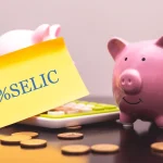 Cofrinho com moedas e papel escrito Selic representando taxa de juros e investimentos
