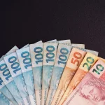 Cédulas de real brasileiro organizadas em leque com valores de 10, 20, 50 e 100 reais