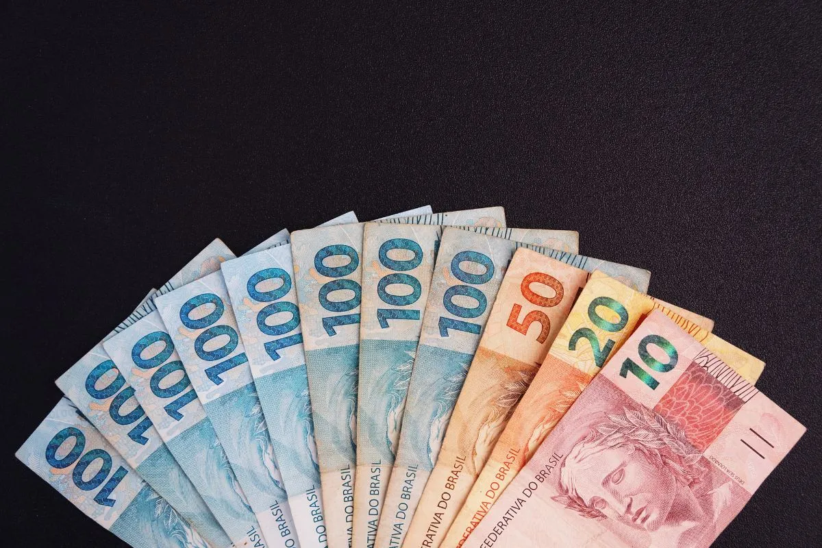 Cédulas de real brasileiro organizadas em leque com valores de 10, 20, 50 e 100 reais